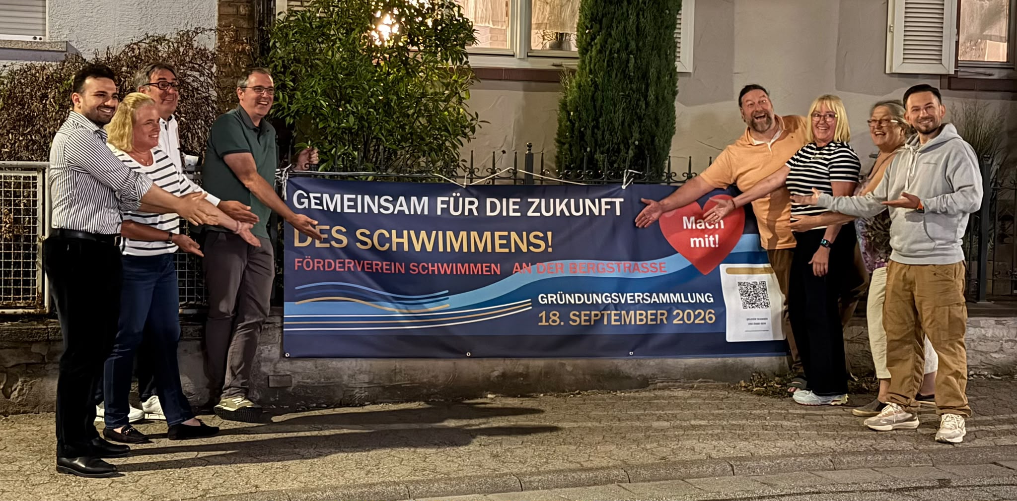 Die acht Vorstandsmitglieder des Fördervereins Schwimmen an der Bergstraße hinter dem gemeinsamen Vereinsbanner.